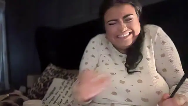 Snapshot of curvybabesx1 chatting on 10/14/25, 02:40 curvybabesx1 online show from 10/14/25, 02:40