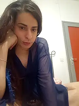 Snapshot of perla97 chatting on 12/16/24, 10:24 perla97 online show from 12/16/24, 10:24