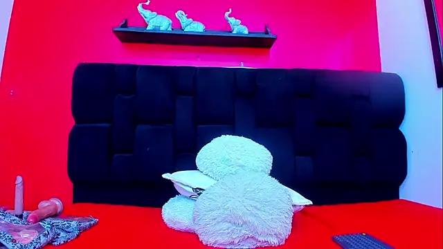 Snapshot of Leah_Gomed chatting on 01/13/25, 04:07 Leah Gomed online show from 01/13/25, 04:07