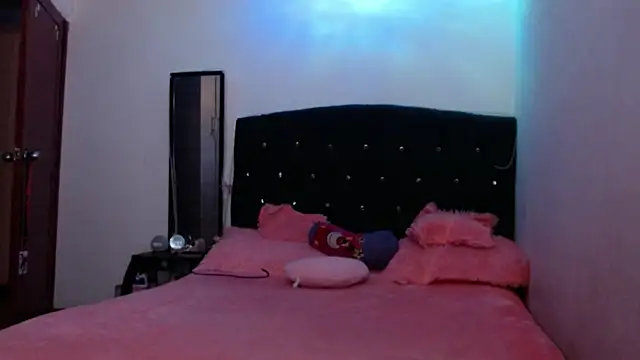 holy juli online show from 07/15/26, 05:12