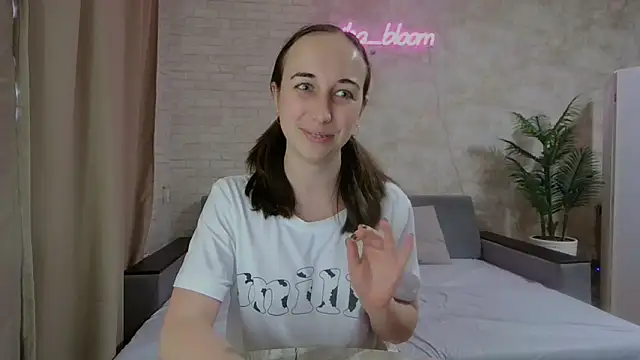 Anika bloom online show from 01/22/25, 08:07