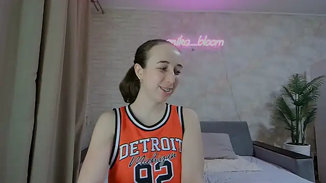 Anika bloom online show from 02/13/25, 04:32