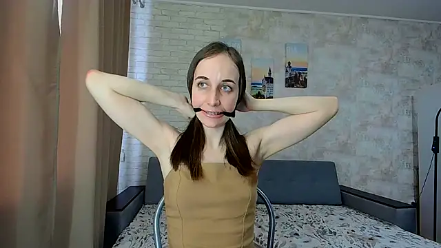 Snapshot of Anika_bloom chatting on 04/15/26, 10:00 Anika bloom online show from 04/15/26, 10:00