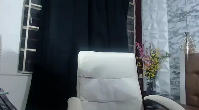 Snapshot of skinny_cloe chatting on 12/24/24, 04:33 skinny cloe online show from 12/24/24, 04:33