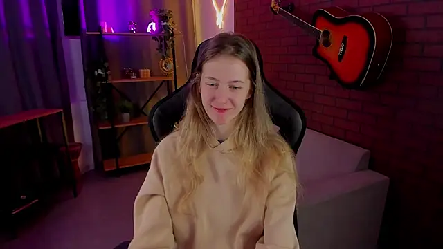 Snapshot of Sharon_Evansi chatting on 01/05/25, 08:32 Sharon Evansi online show from 01/05/25, 08:32