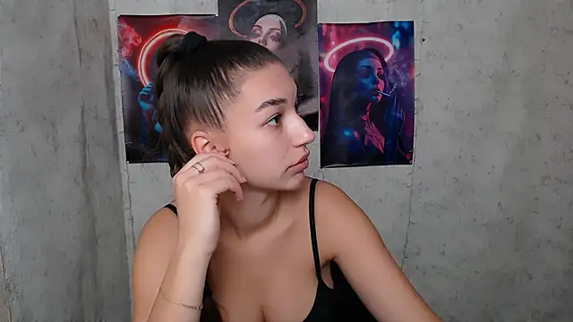 KarolinaRosse  online show from 09/26/25, 05:00