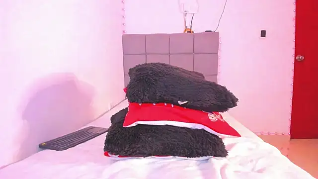 Snapshot of Miranda-brow chatting on 12/15/25, 04:28 Miranda-brow online show from 12/15/25, 04:28