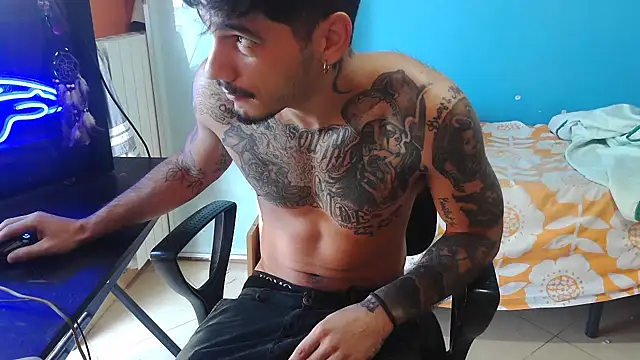 Snapshot of Badboyi1997 chatting on 10/04/25, 12:47 Badboyi1997 online show from 10/04/25, 12:47