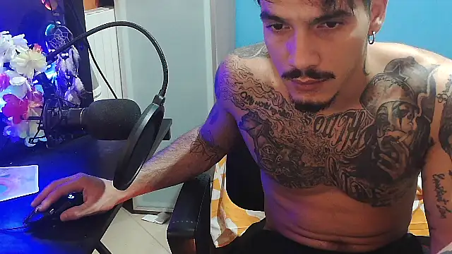 Snapshot of Badboyi1997 chatting on 10/06/25, 01:03 Badboyi1997 online show from 10/06/25, 01:03