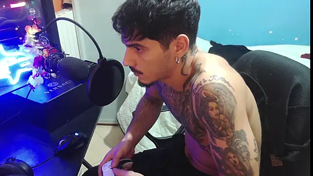 Snapshot of Badboyi1997 chatting on 10/15/25, 12:11 Badboyi1997 online show from 10/15/25, 12:11