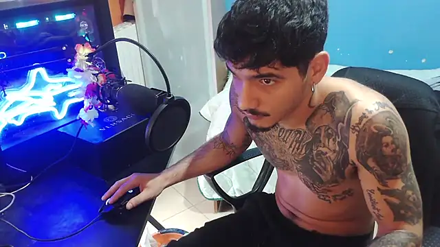 Snapshot of Badboyi1997 chatting on 10/15/25, 01:44 Badboyi1997 online show from 10/15/25, 01:44