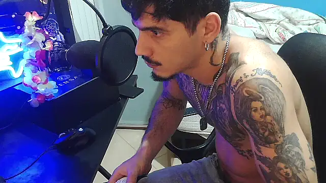 Snapshot of Badboyi1997 chatting on 10/17/25, 02:04 Badboyi1997 online show from 10/17/25, 02:04