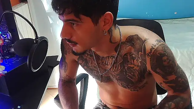 Snapshot of Badboyi1997 chatting on 10/17/25, 02:08 Badboyi1997 online show from 10/17/25, 02:08