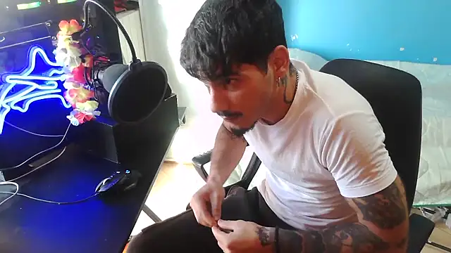 Snapshot of Badboyi1997 chatting on 10/19/25, 03:01 Badboyi1997 online show from 10/19/25, 03:01