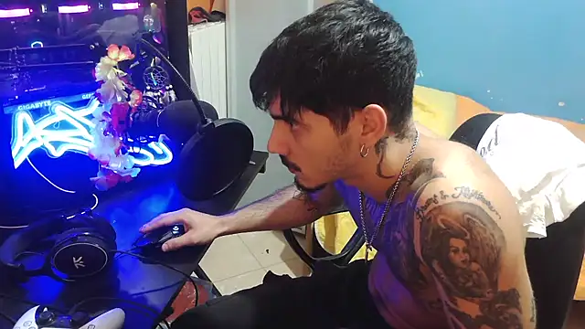 Snapshot of Badboyi1997 chatting on 10/20/25, 04:18 Badboyi1997 online show from 10/20/25, 04:18