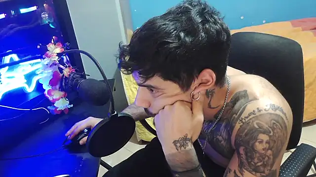 Snapshot of Badboyi1997 chatting on 10/25/25, 01:02 Badboyi1997 online show from 10/25/25, 01:02