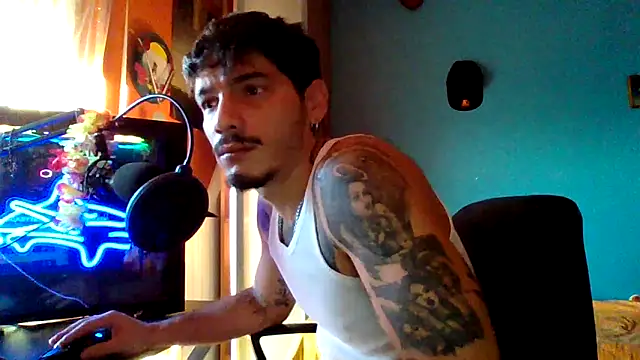 Snapshot of Badboyi1997 chatting on 10/28/25, 03:25 Badboyi1997 online show from 10/28/25, 03:25