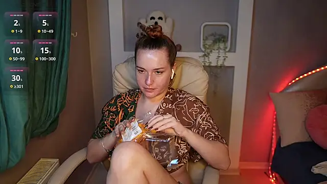 Snapshot of LisaElfy chatting on 11/25/25, 02:28 LisaElfy online show from 11/25/25, 02:28