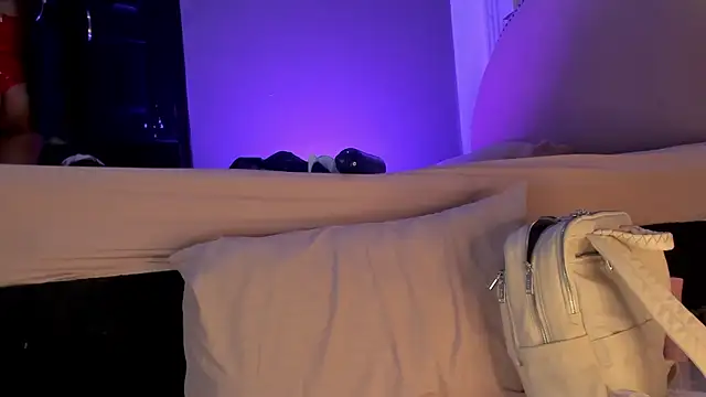 Snapshot of Heicy___ chatting on 10/17/25, 08:11 Heicy    online show from 10/17/25, 08:11