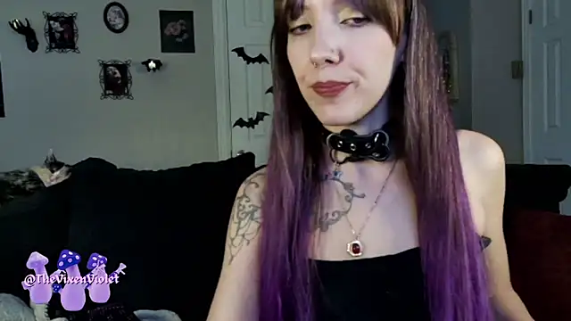 Snapshot of thevixenviolet chatting on 10/11/25, 09:35 thevixenviolet online show from 10/11/25, 09:35