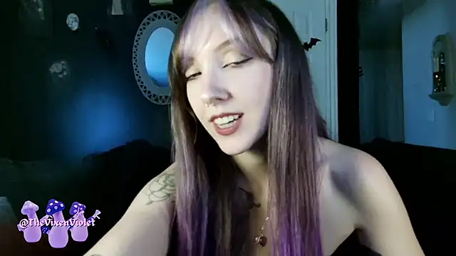 Snapshot of thevixenviolet chatting on 10/18/25, 10:21 thevixenviolet online show from 10/18/25, 10:21