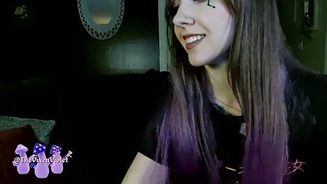 Snapshot of thevixenviolet chatting on 10/29/25, 12:46 thevixenviolet online show from 10/29/25, 12:46