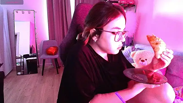 Snapshot of CutiePie3 chatting on 03/06/25, 04:08 CutiePie3 online show from 03/06/25, 04:08