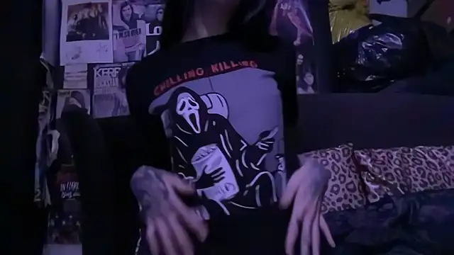 Snapshot of MissMidnightUK chatting on 10/30/25, 12:34 MissMidnightUK online show from 10/30/25, 12:34