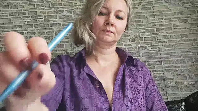 Snapshot of EdithManning chatting on 10/28/25, 06:28 EdithManning online show from 10/28/25, 06:28