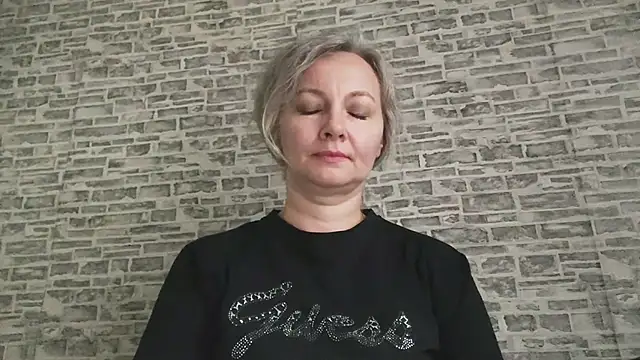 Snapshot of EdithManning chatting on 10/31/25, 07:09 EdithManning online show from 10/31/25, 07:09