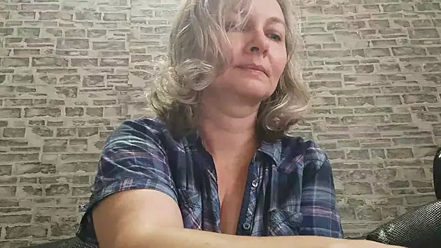 Snapshot of EdithManning chatting on 11/02/25, 07:00 EdithManning online show from 11/02/25, 07:00