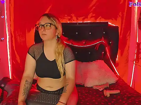 Snapshot of katieeandsharonn chatting on 11/13/25, 03:00 katieeandsharonn online show from 11/13/25, 03:00