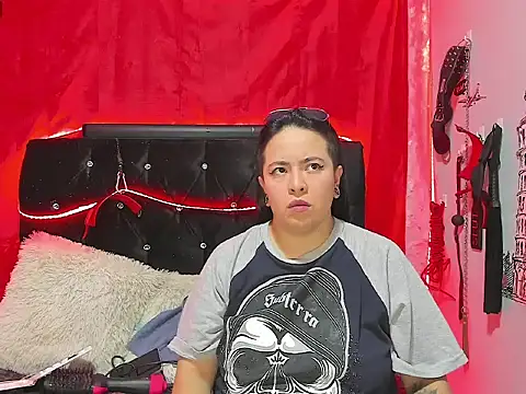 Snapshot of katieeandsharonn chatting on 11/19/25, 01:33 katieeandsharonn online show from 11/19/25, 01:33