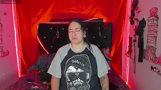 Snapshot of katieeandsharonn chatting on 12/02/25, 02:23 katieeandsharonn online show from 12/02/25, 02:23