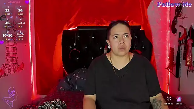 Snapshot of katieeandsharonn chatting on 12/17/25, 11:49 katieeandsharonn online show from 12/17/25, 11:49