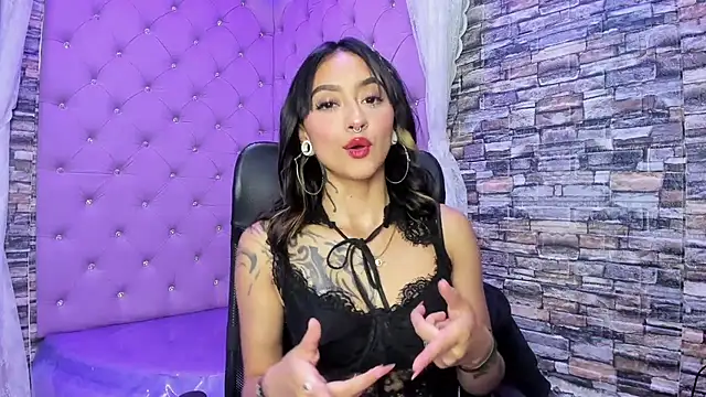 Miaa Thopmson online show from 10/21/25, 03:57