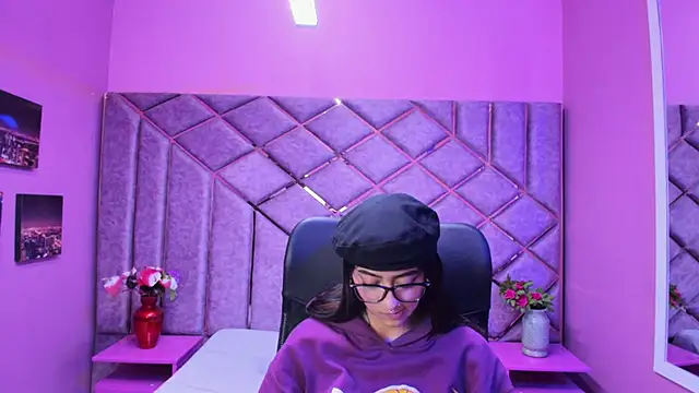 Miaa Thopmson online show from 11/29/25, 12:13