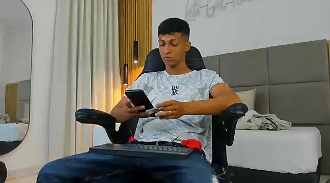 Snapshot of wolf_james123 chatting on 02/04/25, 01:16 wolf james123 online show from 02/04/25, 01:16