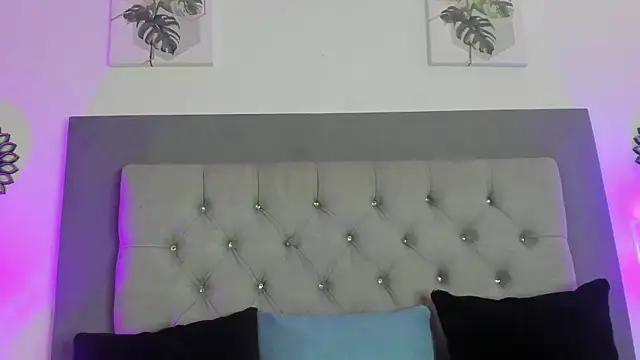 crystal Frost online show from 03/09/25, 07:05
