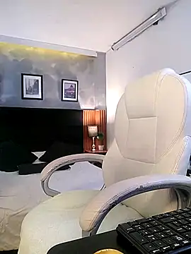 Snapshot of Delilah_Belmont chatting on 09/11/25, 12:05 Delilah Belmont online show from 09/11/25, 12:05