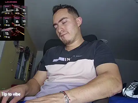 Snapshot of dragon1006 chatting on 11/25/25, 02:33 dragon1006 online show from 11/25/25, 02:33