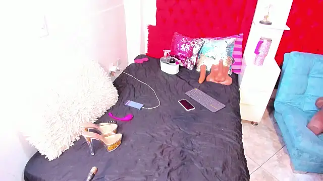 larafoxter online show from 06/07/26, 03:32