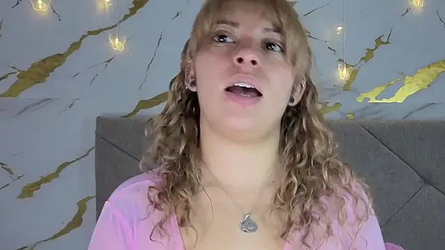 Snapshot of agatha_97_ chatting on 10/03/25, 03:58 agatha 97 online show from 10/03/25, 03:58