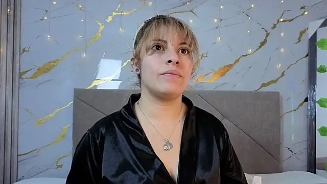 Snapshot of agatha_97_ chatting on 10/10/25, 04:11 agatha 97 online show from 10/10/25, 04:11