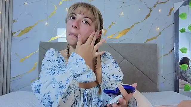 Snapshot of agatha_97_ chatting on 10/15/25, 02:01 agatha 97 online show from 10/15/25, 02:01