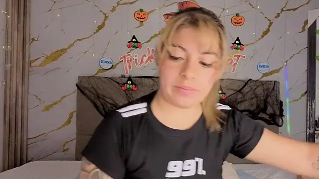 Snapshot of agatha_97_ chatting on 10/26/25, 04:40 agatha 97 online show from 10/26/25, 04:40