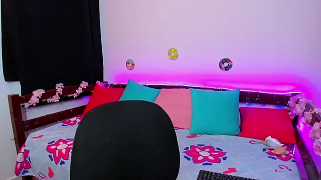  Moon Johnson online show from 09/18/25, 02:57