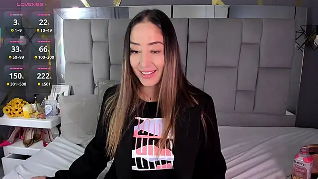 Snapshot of AliceSteel12 chatting on 11/19/25, 06:08 AliceSteel12 online show from 11/19/25, 06:08