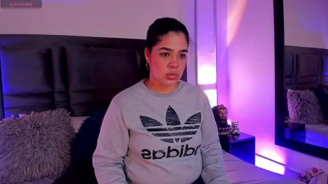 Snapshot of EmmaBecket2 chatting on 12/21/24, 03:58 EmmaBecket2 online show from 12/21/24, 03:58