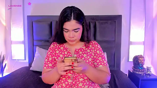 Snapshot of EmmaBecket2 chatting on 12/28/24, 03:47 EmmaBecket2 online show from 12/28/24, 03:47